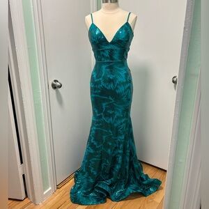 Jovani Dress size 6 never worn Emerald Sequin